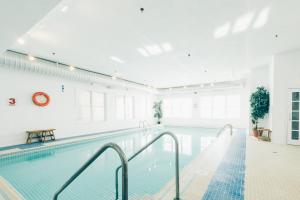 a large swimming pool with a swimming poolvisorvisor at The Loyalist Country Inn & Conference Centre in Summerside