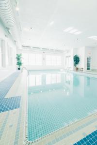 uma grande piscina com piso em azulejo e uma piscina em The Loyalist Country Inn & Conference Centre em Summerside