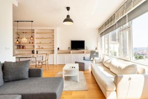 伊斯坦堡的住宿－4 Bedroom Spacious Apartment in Nisantasi，客厅配有沙发和桌子
