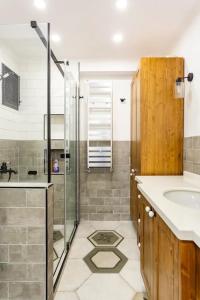 uma casa de banho com um lavatório e um chuveiro em 4 Bedroom Spacious Apartment in Nisantasi em Istambul