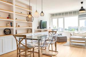 伊斯坦堡的住宿－4 Bedroom Spacious Apartment in Nisantasi，客厅配有玻璃桌和椅子