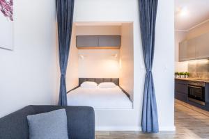 una piccola camera con letto e divano di Nowe Ptasie, Osiedle Ptasie, apartment 29, NEW - LUX - PARKING a Katowice