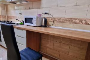 a microwave sitting on a counter in a kitchen at Urban Retreat Barlad in Bîrlad