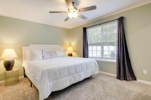 1 dormitorio con cama blanca y ventana en Pet Friendly Casa Nueve St Augustine Home!, en St. Augustine