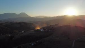 vista sul tramonto sulle montagne di CABANA DIN POIANA a Poiana Mărului