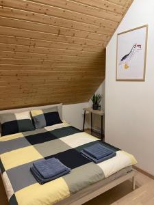 1 dormitorio con 1 cama grande y techo de madera en Mazurska Stodoła Na Półwyspie Pilchowskim, en Pilchy