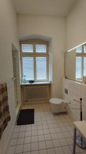 a bathroom with a tub and a toilet and a window at Stadthaus Room1 neben REM -MUSEUM mit Hochbett für 2 Persons oder kleine Familie in Mannheim