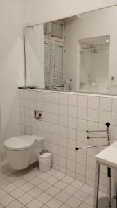 Baño blanco con aseo y lavamanos en Stadthaus Room1 neben REM -MUSEUM mit Hochbett für 2 Persons oder kleine Familie, en Mannheim