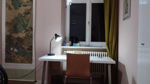 a room with a desk with a window and a chair at Stadthaus Room1 neben REM -MUSEUM mit Hochbett für 2 Persons oder kleine Familie in Mannheim