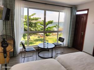 Κήπος έξω από το White Stone Beach Resort