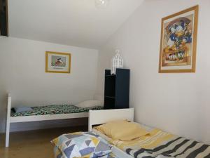 - une chambre avec 2 lits et une photo sur le mur dans l'établissement Charmante maison dans joli village, à Vouhé