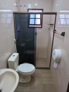 La salle de bains est pourvue de toilettes, d'une douche et d'un lavabo. dans l'établissement Pousada da Jaqueira - EPP, à Rio das Ostras
