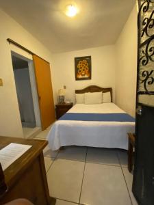 una camera con un grande letto di Hotel Nacional a Città di Oaxaca