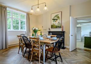 uma sala de jantar com mesa e cadeiras em Gardeners Cottage - Nowton Park em Rushbrooke