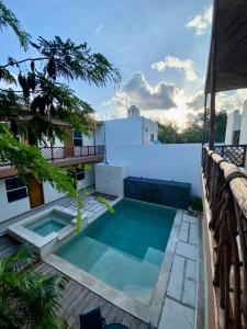 una piscina en la azotea de un edificio en Casa Cielito Lindo Cozumel en Cozumel