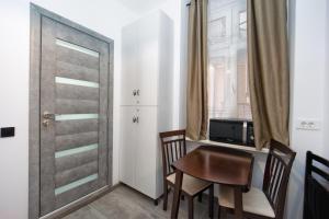 una piccola sala da pranzo con tavolo e finestra di The Bear's Den in old city centre a Braşov Altre 16 foto