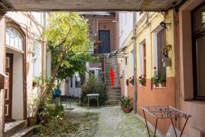 un vicolo in una città vecchia con una scalinata di The Bear's Den in old city centre a Braşov