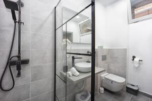 un bagno con doccia, wc e lavandino di The Bear's Den in old city centre a Braşov