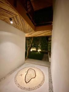 une chambre avec une plaque de cuisson au sol dans l'établissement Casa Cielito Lindo Cozumel, à Cozumel