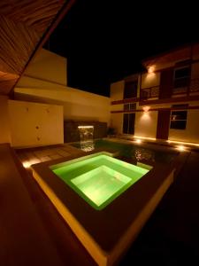 ein Schwimmbad in der Mitte eines Gebäudes in der Nacht in der Unterkunft Casa Cielito Lindo Cozumel in Cozumel
