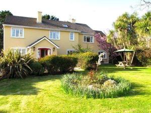 a large house with a yard with a lawn sidx sidx sidx at Ashe's Accommodation - Room only in Dingle