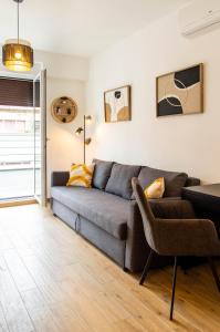 uma sala de estar com um sofá e uma mesa em Kirabela Apartment em Zagreb