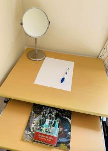 een bureau met een pen en een tijdschrift erop bij Fabulous, Cozy Private Room Near Skytrain in Burnaby