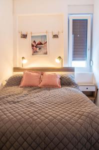 um quarto com uma cama grande com duas almofadas rosa em Kirabela Apartment em Zagreb