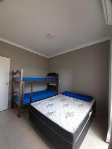 um quarto com uma cama e um beliche em Vila Caluca em Olímpia