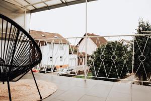 een zwarte stoel op een balkon bij Offenes Stilvolles Stadthaus in Ramstein-Miesenbach