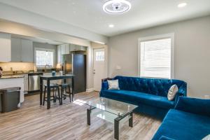 ein Wohnzimmer mit einem blauen Sofa und einer Küche in der Unterkunft Updated Home - Walk to Salisbury University! in Salisbury