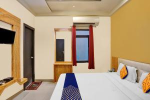 1 dormitorio con cama y ventana en SPOT ON Hotel Harmony en Muthiganj