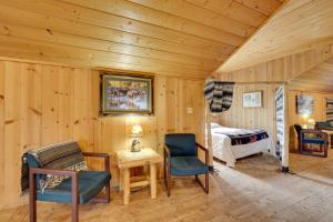 Fort KlamathにあるPet-Friendly House with Deck Near Crater Lake!のベッドルーム1室(ベッド1台、テーブル、椅子付)