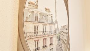 a mirror reflection of a building and the eiffel tower at Chez JM - Calme - Chic - Fibre - Relax BNB in Mulhouse