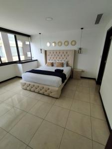 1 dormitorio con 1 cama grande en una habitación en Ecusuites Puerto Santa Ana Bed King Airport, en Guayaquil