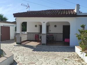 una piccola casa bianca con patio di Casa Rural con Piscina Verdugo a El Puerto de Santa María