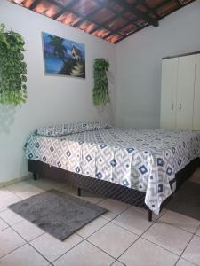 una camera con un letto di Apartamento mobiliado em paracuru a Paracuru