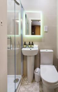 uma casa de banho com um WC, um lavatório e um chuveiro em Topper's Rooms Guest Accommodation em Carrick on Shannon