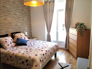 Ένα ή περισσότερα κρεβάτια σε δωμάτιο στο Idéal centre Vichy, bel appartement F5