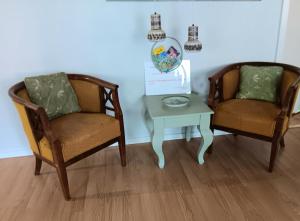 two chairs and a table in a room at Bøelgaarden in Gørding