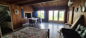 a living room with a bed and a dining room at Monoambiente Cañuelas Centro calle Principal hasta 4 personas in Cañuelas