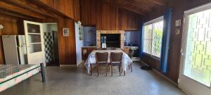 eine Küche mit einem Tisch und Stühlen im Zimmer in der Unterkunft Monoambiente Cañuelas Centro calle Principal hasta 4 personas in Cañuelas