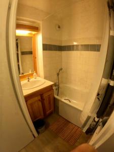 ein Badezimmer mit einem Waschbecken, einer Badewanne und einem WC in der Unterkunft Appartement Superdevoluy in Le Dévoluy