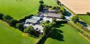 una vista aérea de un edificio en un campo en Hopley House en Middlewich