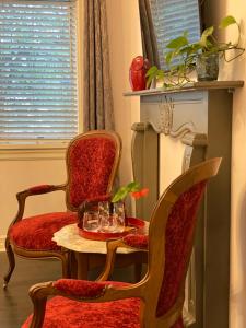 una habitación con 2 sillas y una mesa con gafas. en Downtown Luxury Victorian Retreat en Toronto