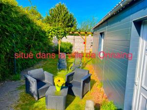 un patio trasero con 2 sillas y un columpio en loveroom21 en Valenciennes