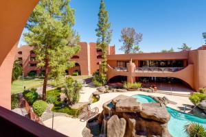 een uitzicht op een gebouw met een zwembad en een resort bij Fully Renovated Phoenix Condo with Pool-View Balcony in Phoenix
