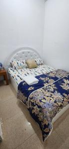 阿布達比的住宿－Uniqueland，一间卧室配有一张蓝色的床