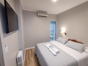 um quarto com uma cama com duas toalhas em Goya Hotel em Buenos Aires