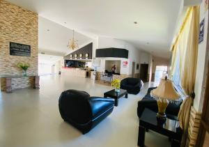ein großes Wohnzimmer mit Sofas und einem Kamin in der Unterkunft Hotel La Cascada in Aguascalientes